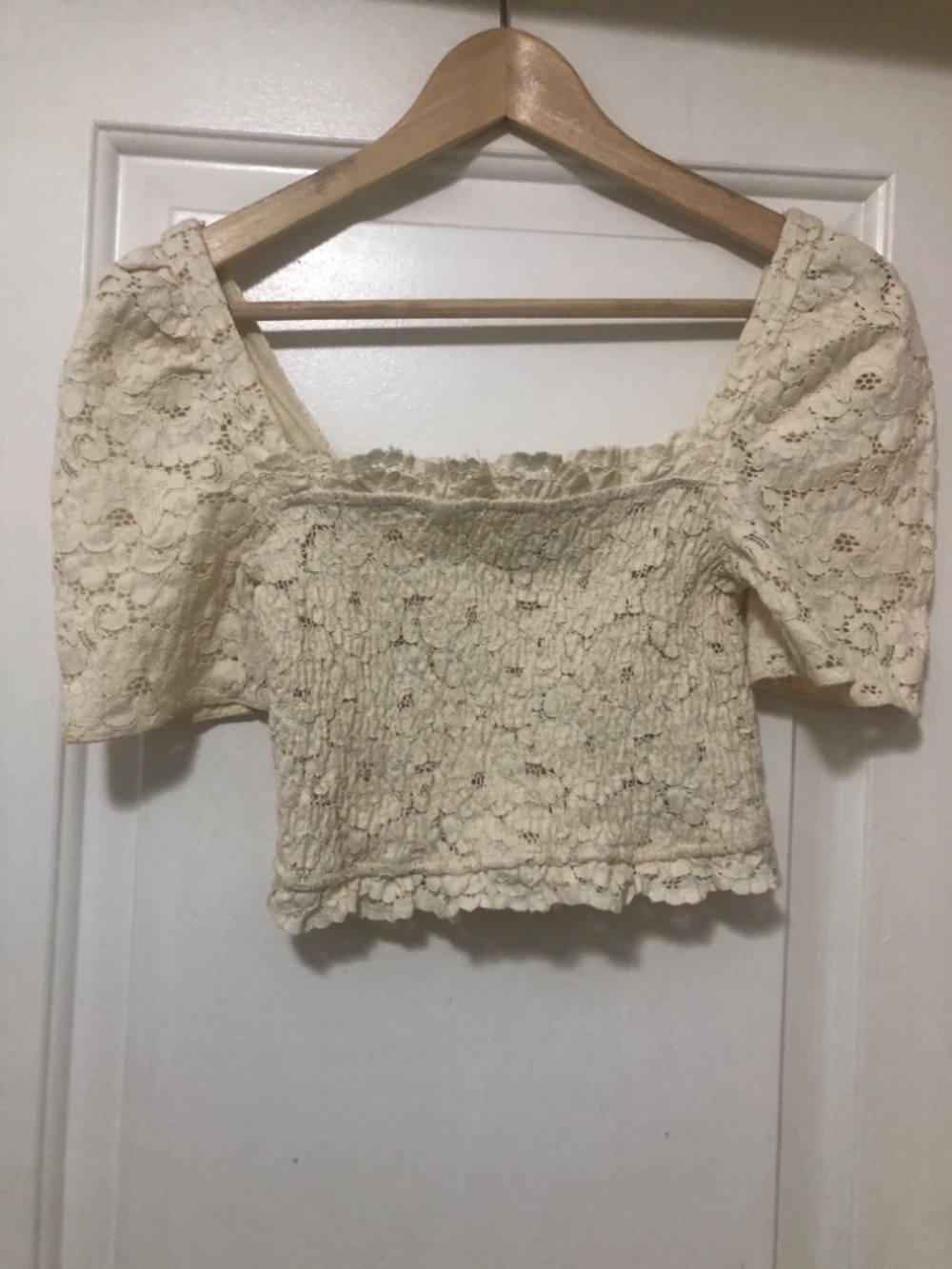 Zara cream-colored floral lace crop top featuring a square neckline Size XS - Picture 4 of 7